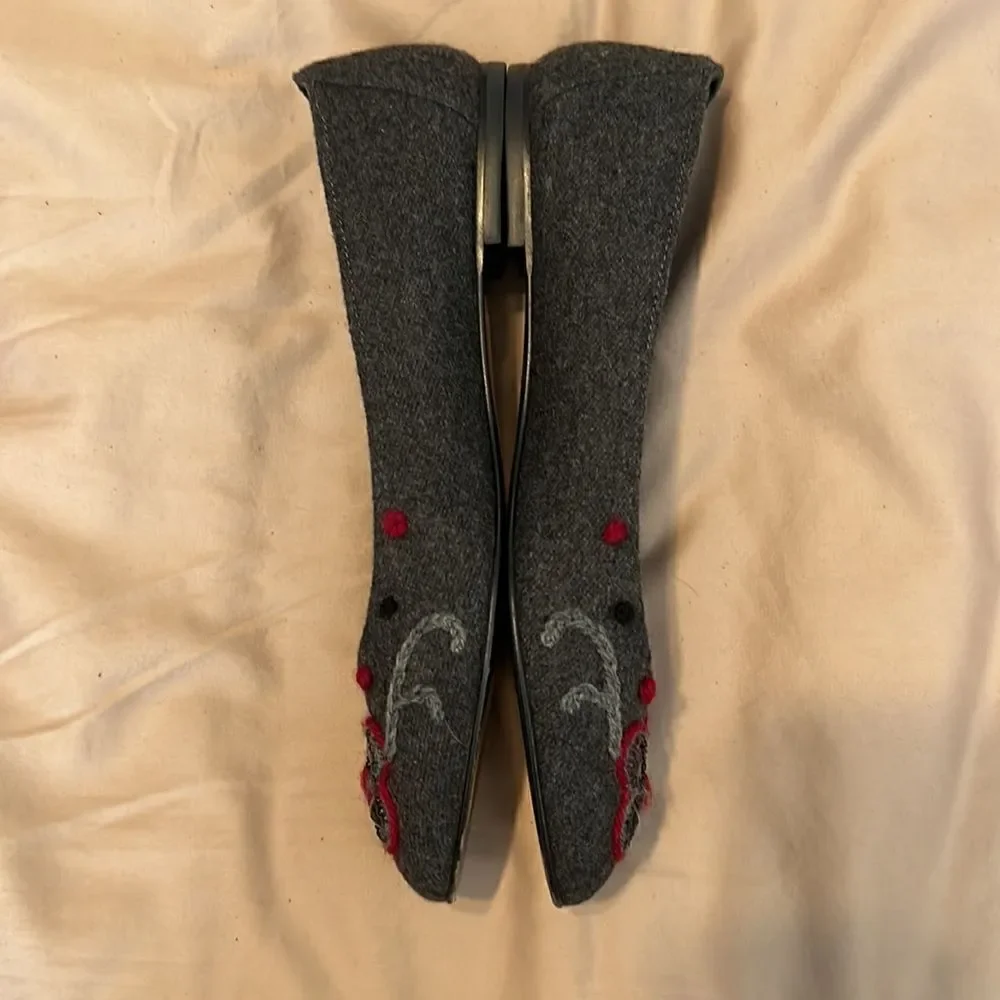 NWOT Stuart Weitzman grey flannel flats with red grey and black embellishments